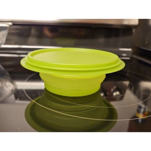 Tupperware 3 Cup Collapsible Green Dish 5452A With Lid - Picture 5 of 10